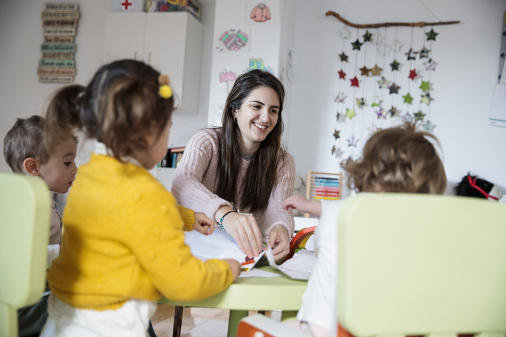 art teacher teaching in a class of kids
